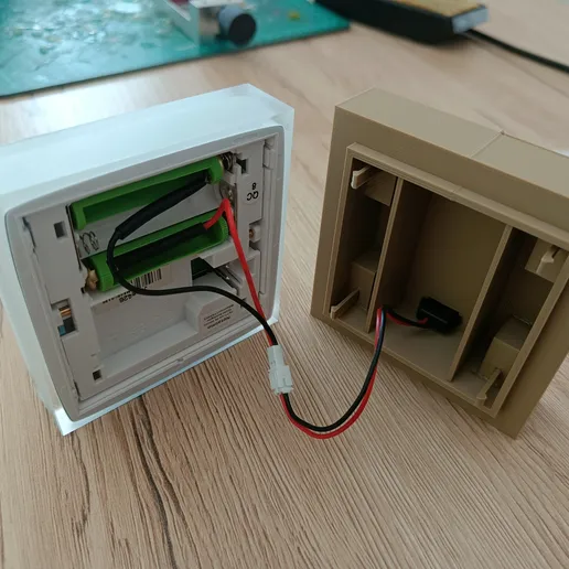 Photo du boîtier imprimé en 3D conçu pour alimenter un thermostat Netatmo sans piles