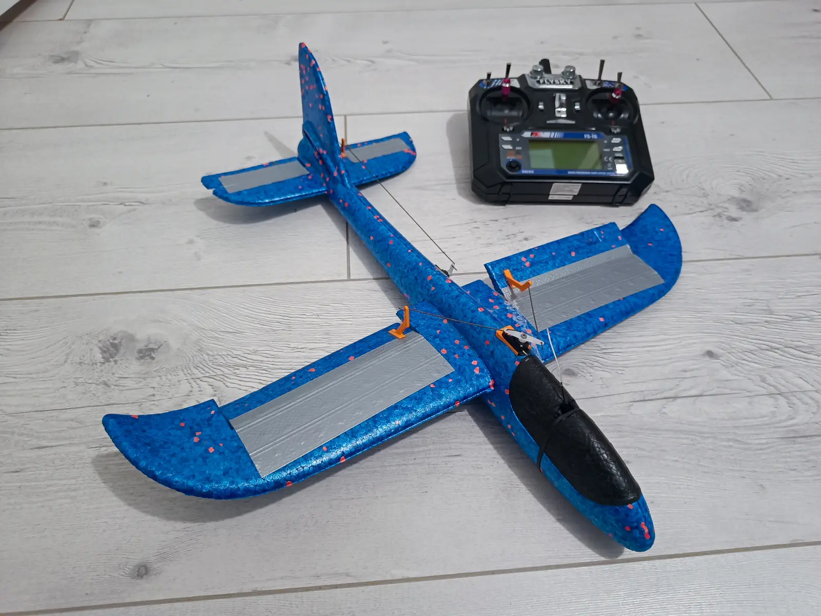 Photo du premier planeur radiocommandé réalisé à partir d’un planeur en mousse pour enfant, modifié avec électronique embarquée et radio